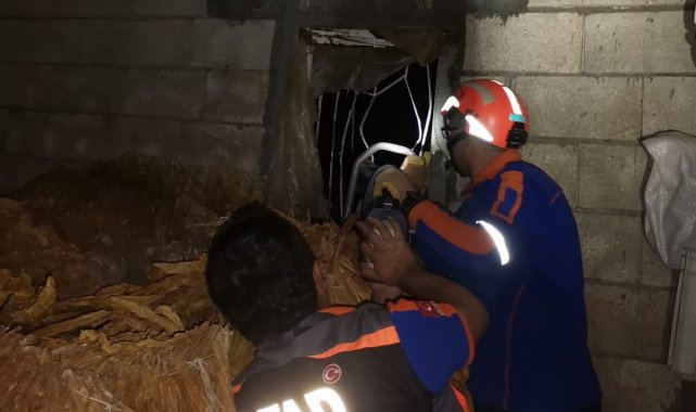 Pencere korkuluklarına sıkışan köpeği AFAD kurtardı