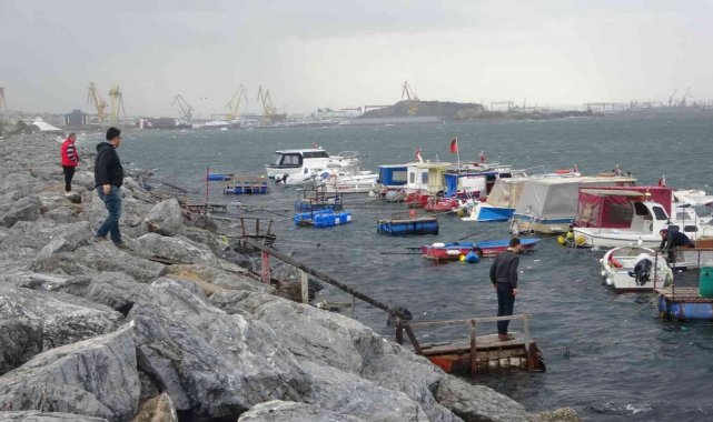 Pendik'te vatandaşlar şiddetli dalgalarla fotoğraf çekindi