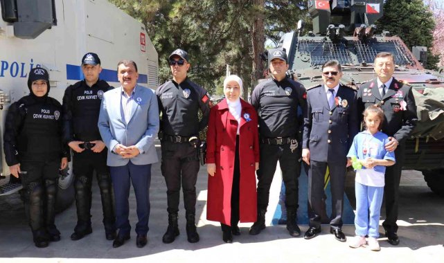 Polis birimleri faaliyetleri açılan stantlarla tanıtıldı
