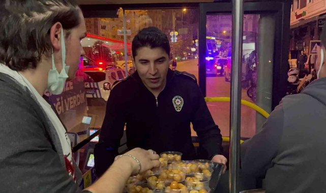 Polis ekipleri, Polis teşkilatının 177. kuruluş yıl dönümünde tüm şehitlerin anısına lokma dağıttı