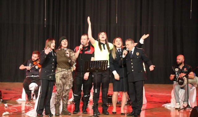 Polis Gecesi renkli görüntülere sahne oldu