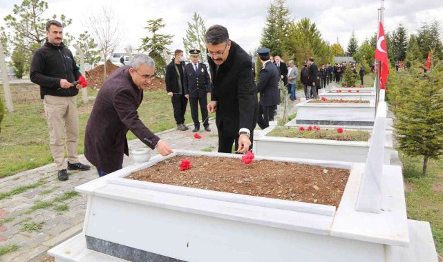 Polis Haftası&#039;nda şehitler kabirleri başında anıldı