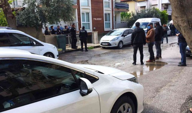 Polis memuru yalnız yaşadığı apartta ölü bulundu