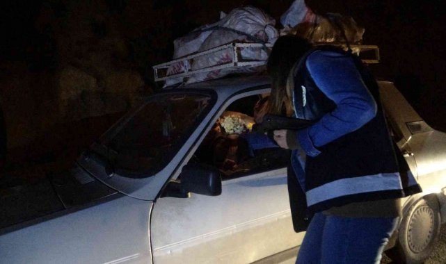 Polis uygulamasını ellerindeki çekirdeklerle takip ettiler