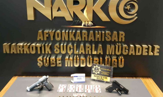 Polis uyuşturucu satıldığı ihbarı üzerine gittiği adreste 3 kişiyi gözaltına aldı
