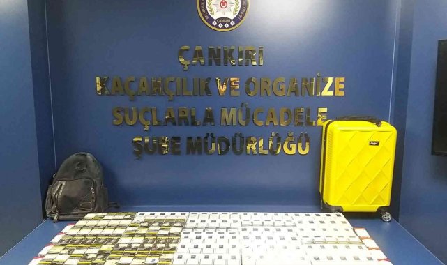 Polisin şüphelenerek durdurduğu şahsın valizinden onlarca paket kaçak sigara çıktı