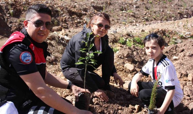 Polisler aileleri ile yanan alanlara fidan diktiler