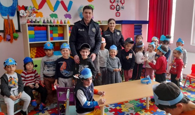 Polisler, minik öğrencilere hediyeler dağıttı