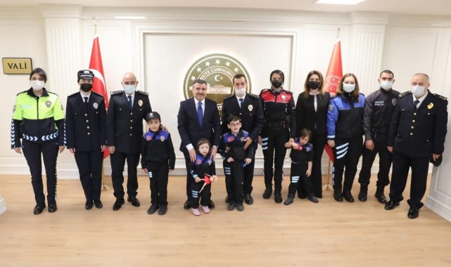 Polislerden Vali Atay&#039;a özel öğrencilerle ziyaret