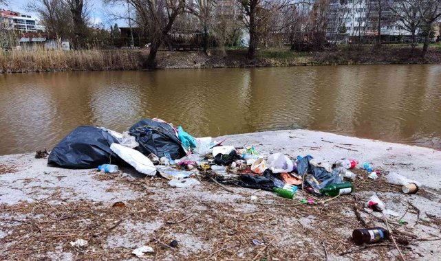 Porsuk Çayı&#039;nın kıyısındaki çöp yığını dikkat çekiyor