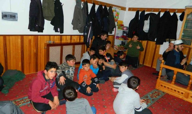 Posof Merkez Cami'inde çocuklar izin özel ikram standı