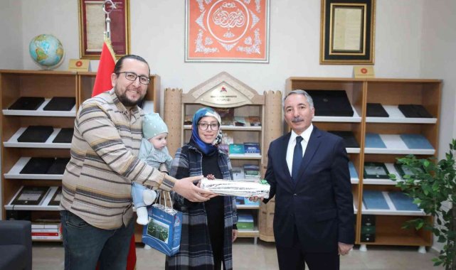 Prof. Dr. Karabulut, kitap kurdu öğrencilere kitap ve satranç takımı hediye etti