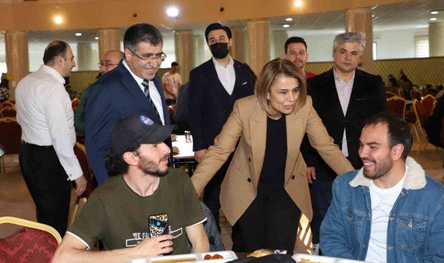 Protokol, öğrencilerle iftarda buluştu