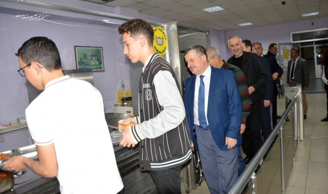 Protokol yatılı öğrencilerle iftar açtı