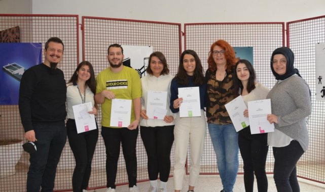 "Hayata Bağlı Ol" konulu afiş tasarımı yarışmasında dereceye giren öğrenciler ödüllendirildi