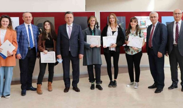 "Hayata Bağlı Ol" ödüllü afiş tasarımı yarışması sergisi ESOGÜ'de açıldı