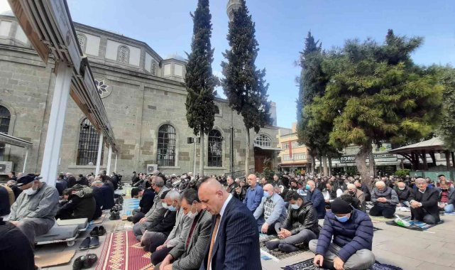 Ramazan'ın ilk cuması saflar dışarı taştı