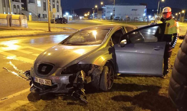 Refüja çıkan araçta bulunan 4 kişi yaralandı