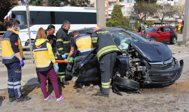 Refüje çarpan otomobil hurdaya döndü, sıkışan yaralıları itfaiye çıkardı
