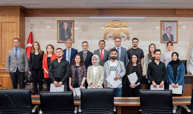 Rektör Aksoy&#039;dan, &#039;ödül sahibi&#039; genç iletişimcilere teşekkür