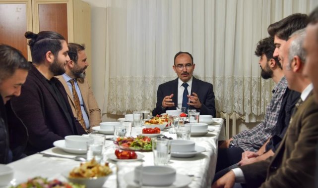 Rektör Beydemir iftarını öğrenci evinde açtı