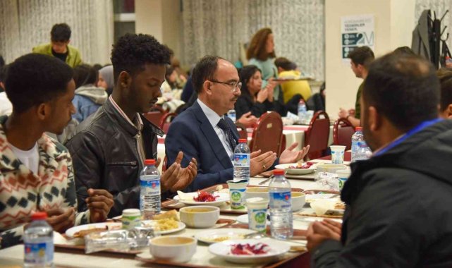 Rektör Beydemir, öğrencilerle iftarda buluştu