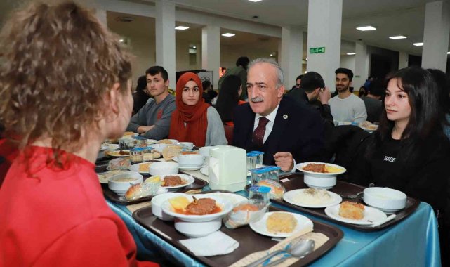 Rektör Çomaklı, iftarını öğrencilerle birlikte yaptı