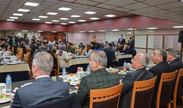 Rektör Çomaklı, öğrenci temsilcileriyle iftar yemeğinde bir araya geldi