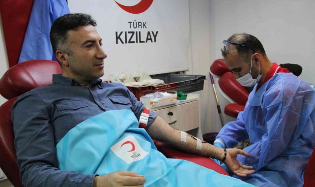 Rektör Demir, akademisyen ve öğrencileriyle Kızılay&#039;a kan bağışında bulundu