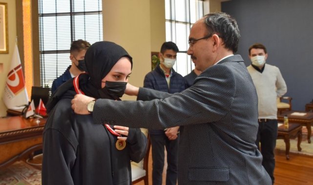 Rektör dereceye giren öğrencilere madalya taktı