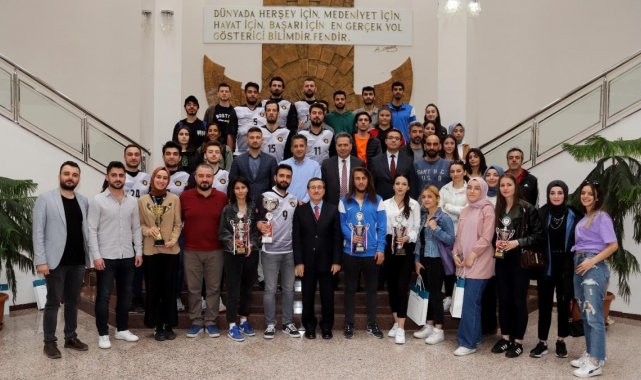 Rektör Kızılay'dan başarılı gençlere tam destek