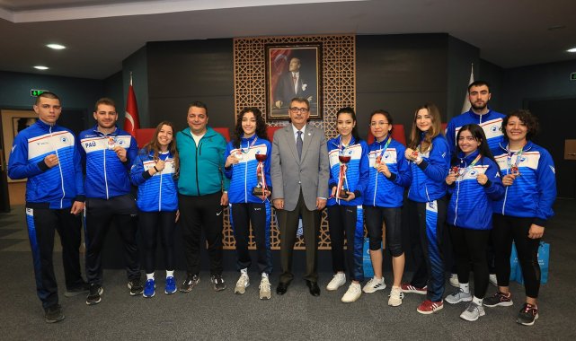 Rektör Kutluhan madalyalı sporcuları tebrik etti