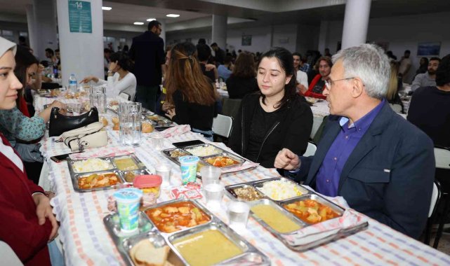 Rektör Özaydın ilk iftarını öğrencilerle birlikte yaptı