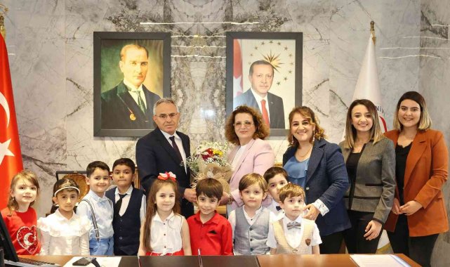 Rektör Özaydın koltuğunu çocuklara devretti