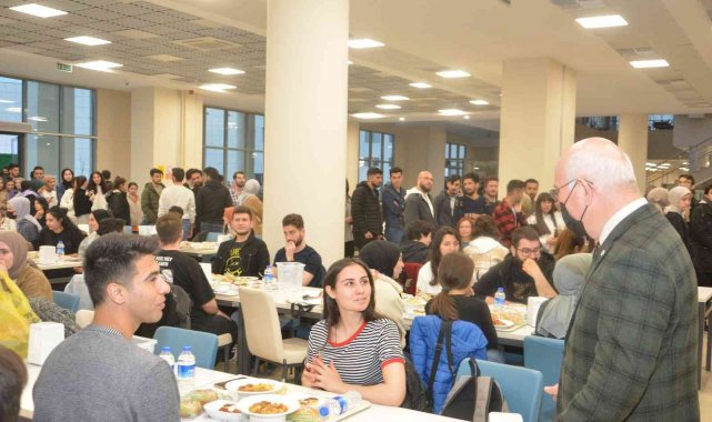 Rektör Savaş iftarda öğrencilerle buluştu