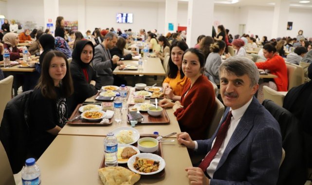 Rektör Uysal, öğrencilerle iftar yaptı