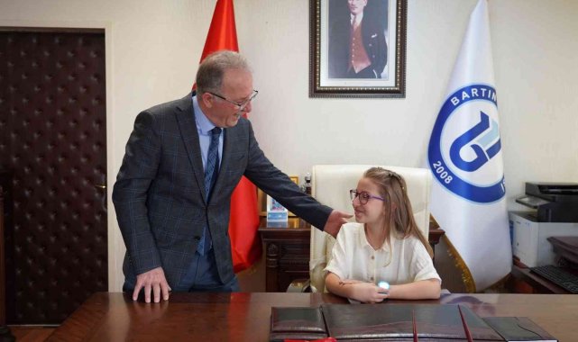 Rektör Uzun, koltuğunu ilkokul öğrencisine devretti