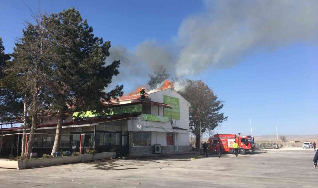 Restoranda çıkan yangında alevler çatıyı kullanılamaz hale getirdi