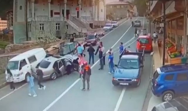 Rize'de yola atlayan motor sürücüsü 3 araçlı zincirleme kazaya sebep oldu