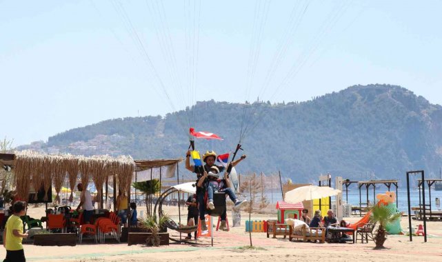 Rus ve Ukraynalı çocuklar bayraklarla 'Savaşa hayır' diyerek havalandı