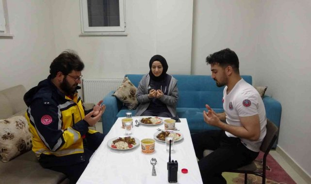 Sağlıkçıların bir kulağı ezan sesinde, bir kulağı da telsizde