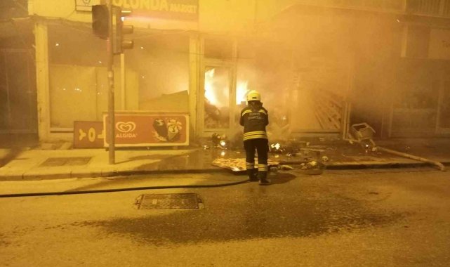 Sahur vakti markette çıkan yangın korkuttu