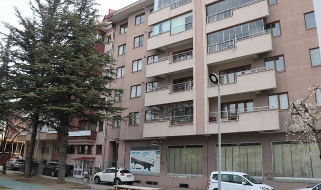 Sahur yemeğini yedikten sonra eşini bıçaklayarak öldürdü