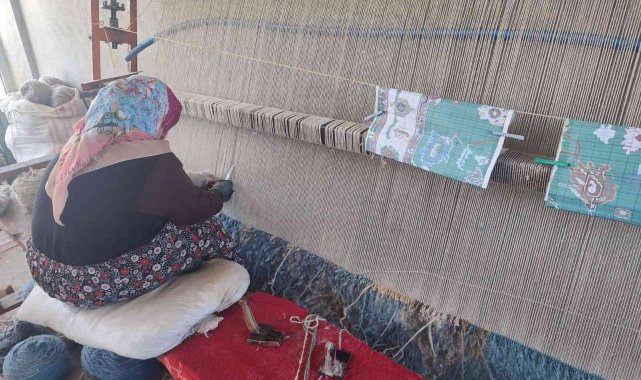 Sahurdan sonra halı dokuyorlar