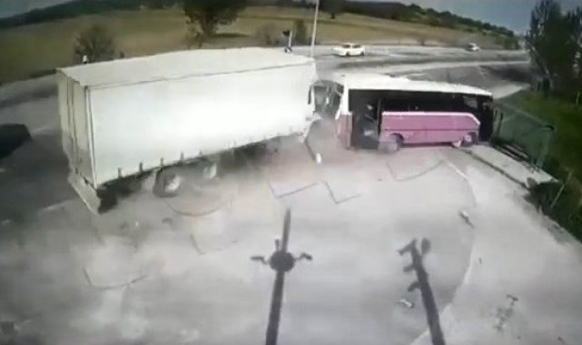 Sakarya'da kamyonun yolcu otobüsüne çarptığı feci kaza kamerada