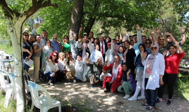 Saksı Düzenlemesi ve Terrarium kursuna katılan down sendromlu çocuklar sertifikalarını aldı