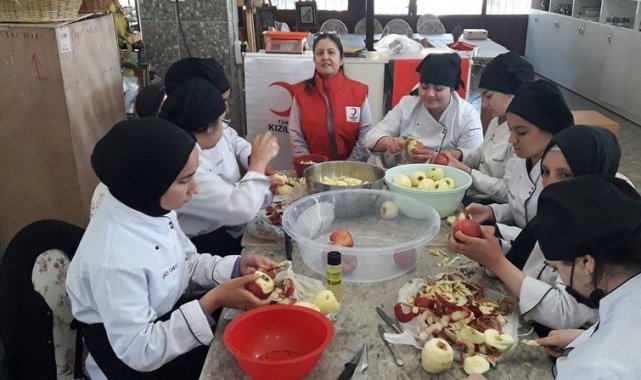 Salihli'de öğrenciler, reçel atölyesi gerçekleştirdi