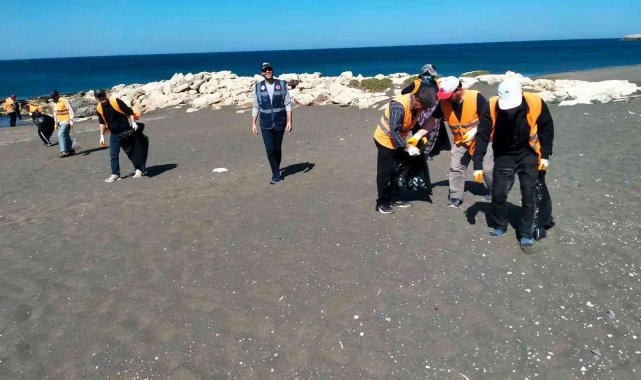 Samandağ sahilinde petrol kalıntıları için temizlik çalışması yapıldı