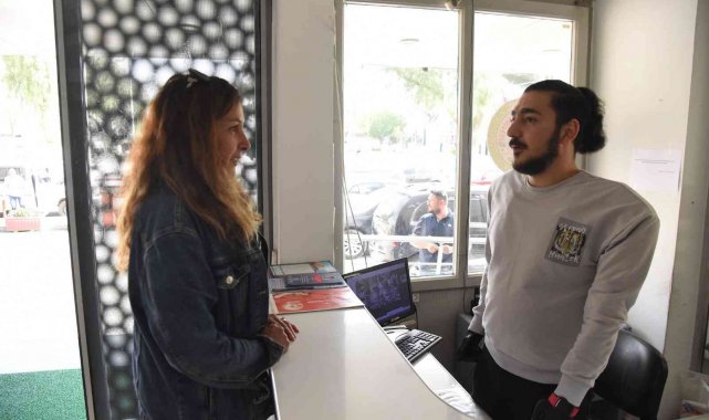 Samet önce kollarına şimdi işine kavuştu