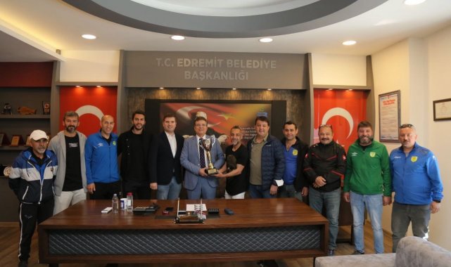 Şampiyon 1966 Edremitspor kupayı başkana getirdi